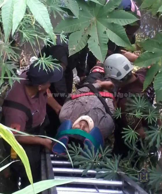 Bomberos rescataron a un motociclista que cayó por un canal