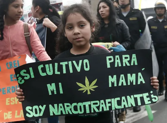 Autorizaron a una madre cultivar cannabis para su hijo que padece dolores hasta las convulsiones