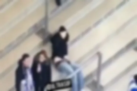 ¡ASCO! Lo echaron por masturbarse en la tribuna de una cancha