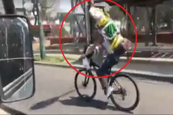 Llevaba estatua de un Santo en bicicleta y chocó. VIDEO