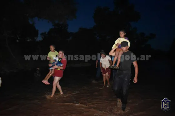 Santa Victoria Este: Evacuaron a 60 personas de la comunidad Monte Carmelo