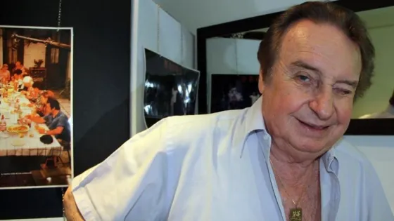 Santiago Bal a los besos con una mujer 58 años menor que el