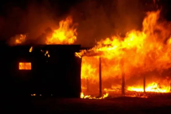 No le dieron plata para la droga y quemó su casa