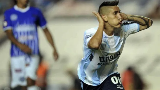 Racing intentó homenajear a las mujeres, pero la pifiaron