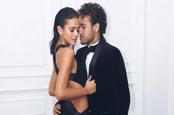 La novia de Neymar cosechó millones de likes en Instagram con un toples. FOTO