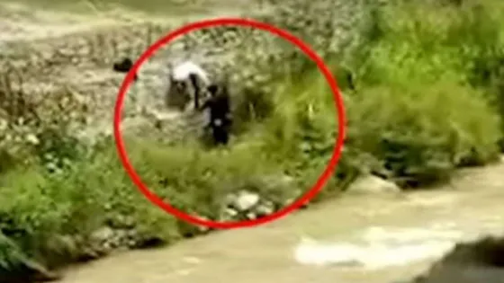 Los asaltaron cuando tenían relaciones en un río (VIDEO)