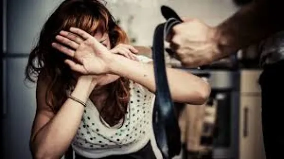 Lo detuvieron por golpear a su mujer e hijas