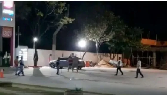 Un concejal fue filmado golpeando a una mujer con un palo (video)