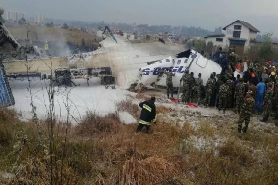Nepal: Al menos 40 muertos al estrellarse y prenderse fuego un avión de pasajeros