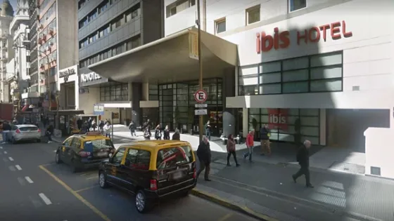 Una turista francesa cayó desde un 8° piso