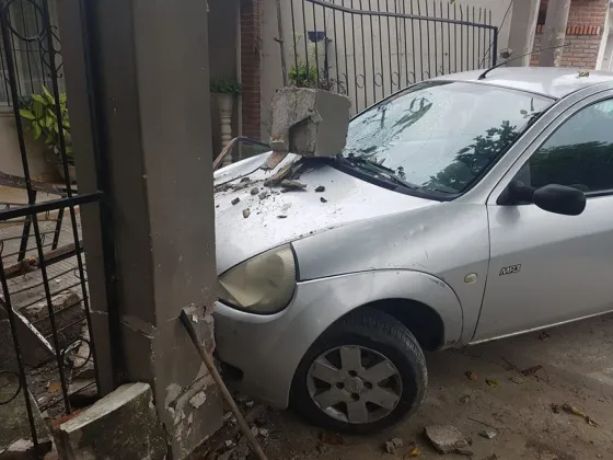 Un auto impactó en su vivienda y todavía permanece allí