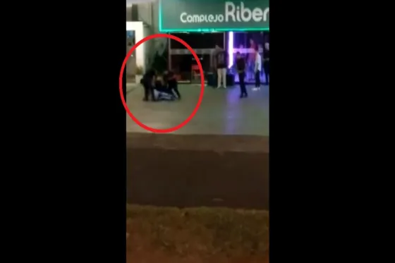 Patovicas le dieron tremenda paliza a un joven en la puerta de un boliche. VIDEO