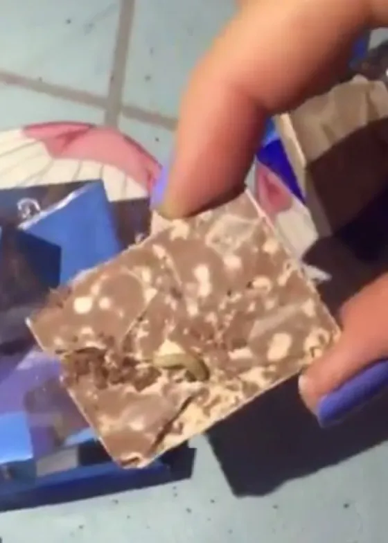 Compró un chocolate y se llevó una desagradable sorpresa (Video)