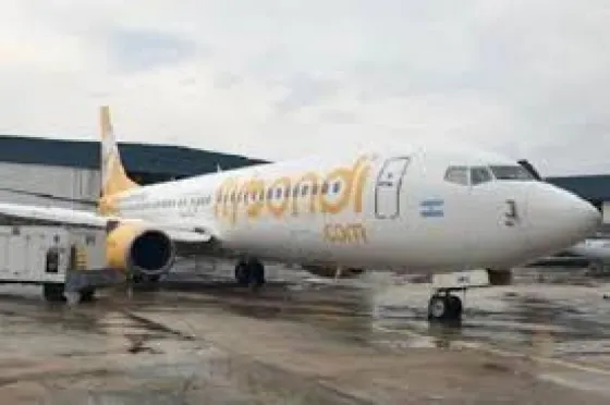 Se cayó parte del motor de un avión de FlyBondi antes del despegue