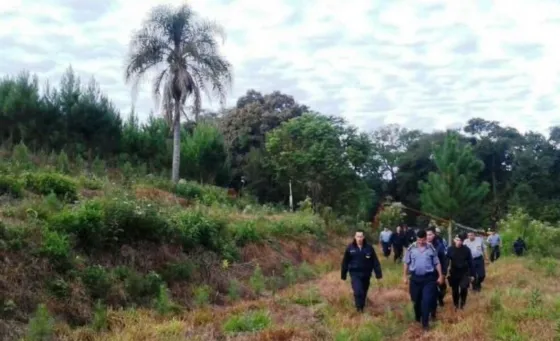 Encontraron a una niña de 6 años caminando desnuda y llorando