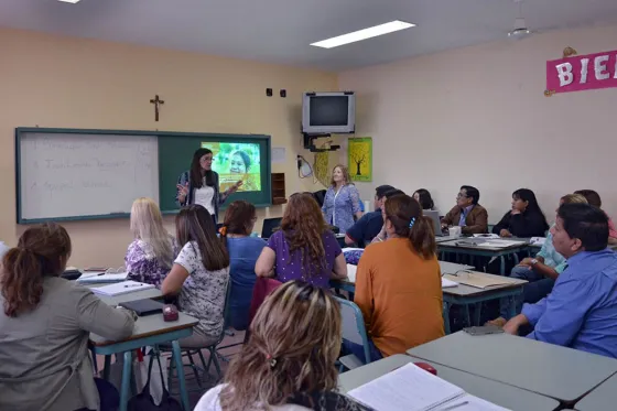 Capacitan a directores de escuelas