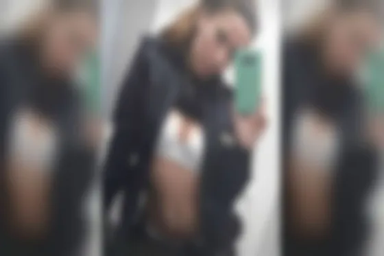 Se viralizaron fotos de una policía semidesnuda