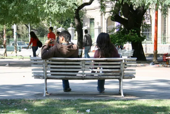 Le impactó una bala en la cara mientras estaba sentada en la plaza