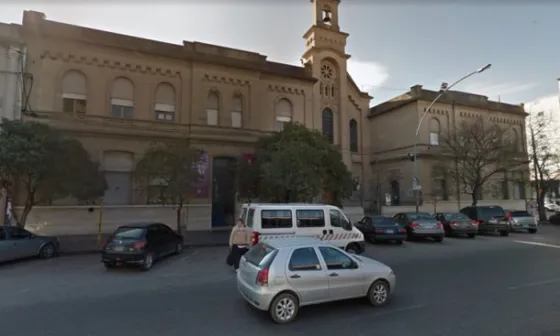 Directivos de una escuela pública denunciados por discriminar a una niña