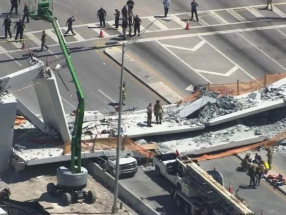 Conmoción en Miami: Se cayó un puente peatonal. Video