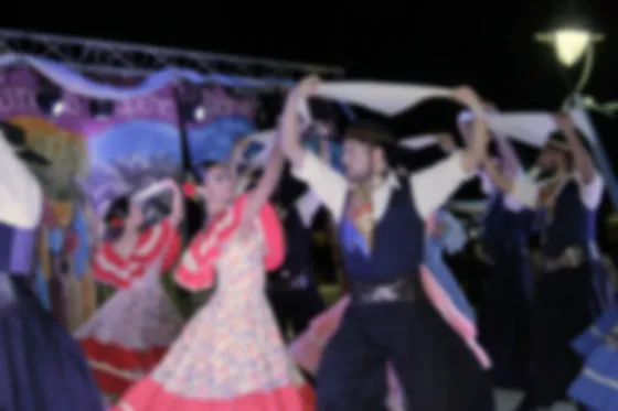 Acusan a profesora de ballet de mandarle fotos subidas de tono y violar a un alumno