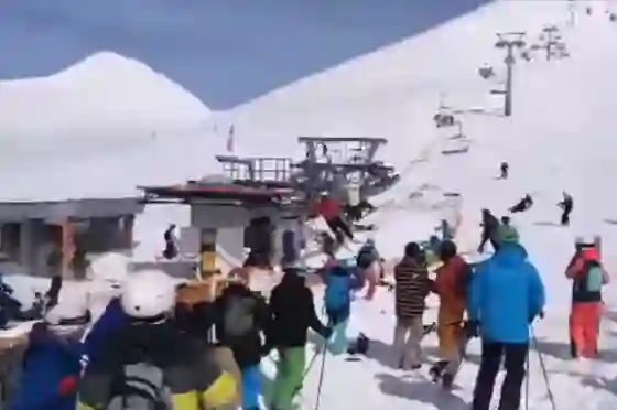 Aerosilla asesina: Esquiadores volaron por el aire (VIDEO)