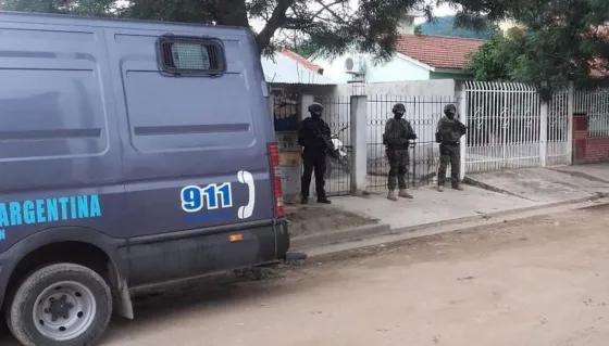 En un allanamiento por narcotráfico encontraron hasta chalecos de gendarmería