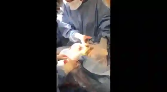 Insólito: Una mujer se sacó a sí misma su bebé en el parto