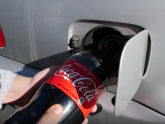 Le puso Coca Cola al tanque de nafta y terminó muy mal (VIDEO)
