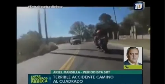 ¡Impactante! Filmó un terrible accidente frontal entre un auto y una moto. Video