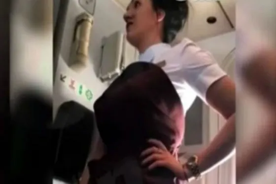 Azafata atrapó infraganti a una pareja que tenía relaciones en pleno vuelo. VIDEO