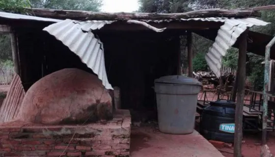 Toman agua de una canaleta