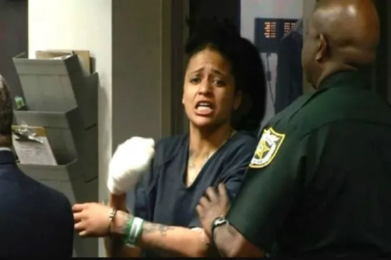 Mató a su madre, le extirpó los ojos y luego llamó a un amigo pidiendo ayuda