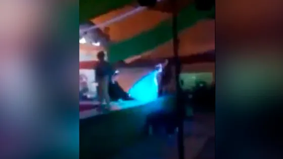 ¡Insólito! Perdió un concurso de belleza  gay y empujó a la ganadora