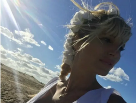 Vicky Xipolitakis se desnudó para leer en su living. FOTOS