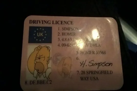Le quitaron el auto por presentar una licencia de Homero Simpson