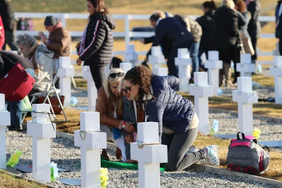 Familiares de soldados argentinos en Malvinas: "Este viaje significa cerrar la herida"