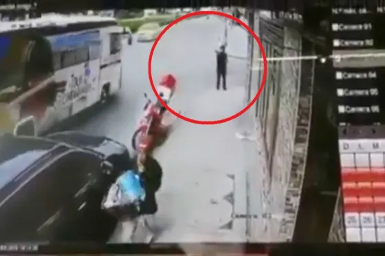 Se desmayó en plena calle y un colectivo le aplastó la cabeza