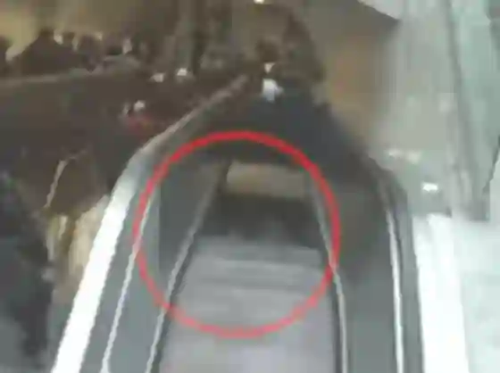 ¡Tremendo! Una escalera mecánica se tragó a un hombre. Video
