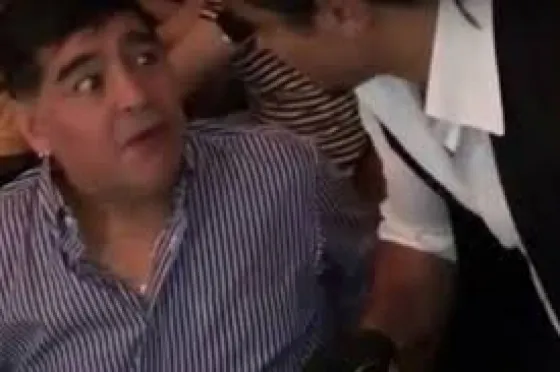 La desopilante reacción de Maradona en un restaurante. Video