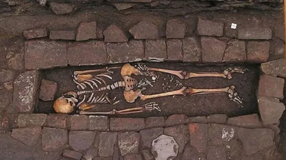 Increíble hallazgo: Una mujer dio a luz en un ataúd