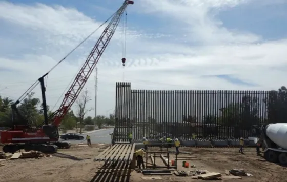 Trump está feliz: Construyen el muro en la frontera con México