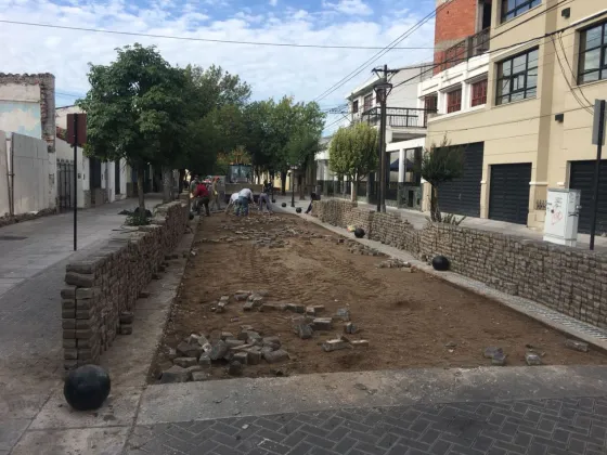 La 3º es la vencida: vuelven a levantar los adoquines del Corredor de la Fe
