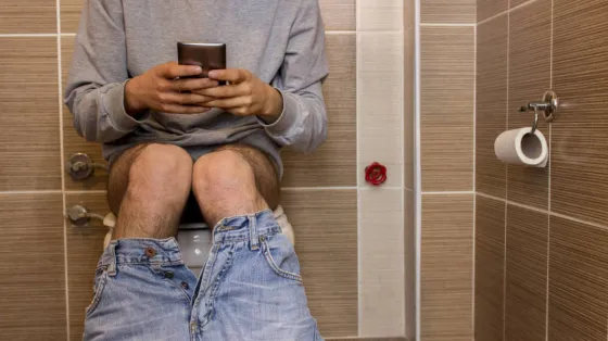 Estuvo media hora sentado con su celular en el baño y no creerás lo que le pasó