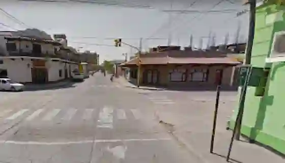 En pleno centro, les apuntaron con una pistola para robarles