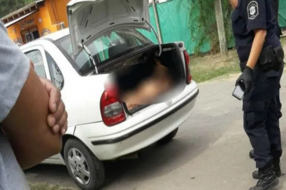 Encontraron un cadáver apuñalado y desnudo dentro del baúl de un auto