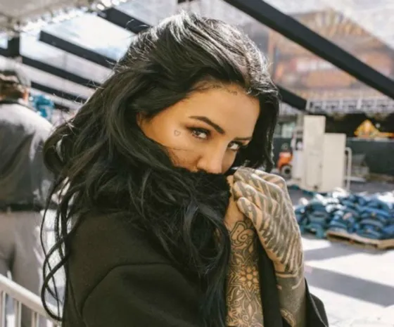 La mano indiscreta del novio de Cande Tinelli. FOTO