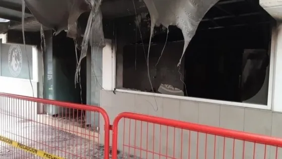 Llevaron a un cura para espantar la mala onda e incendió el vestuario