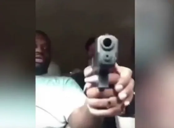 Jugaba con un arma y transmitió en vivo cómo le disparó en la cabeza a un amigo