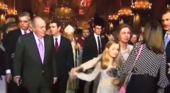 ¡Tremendo! Se viralizó una pelea entre la reina Letizia y su suegra. Video